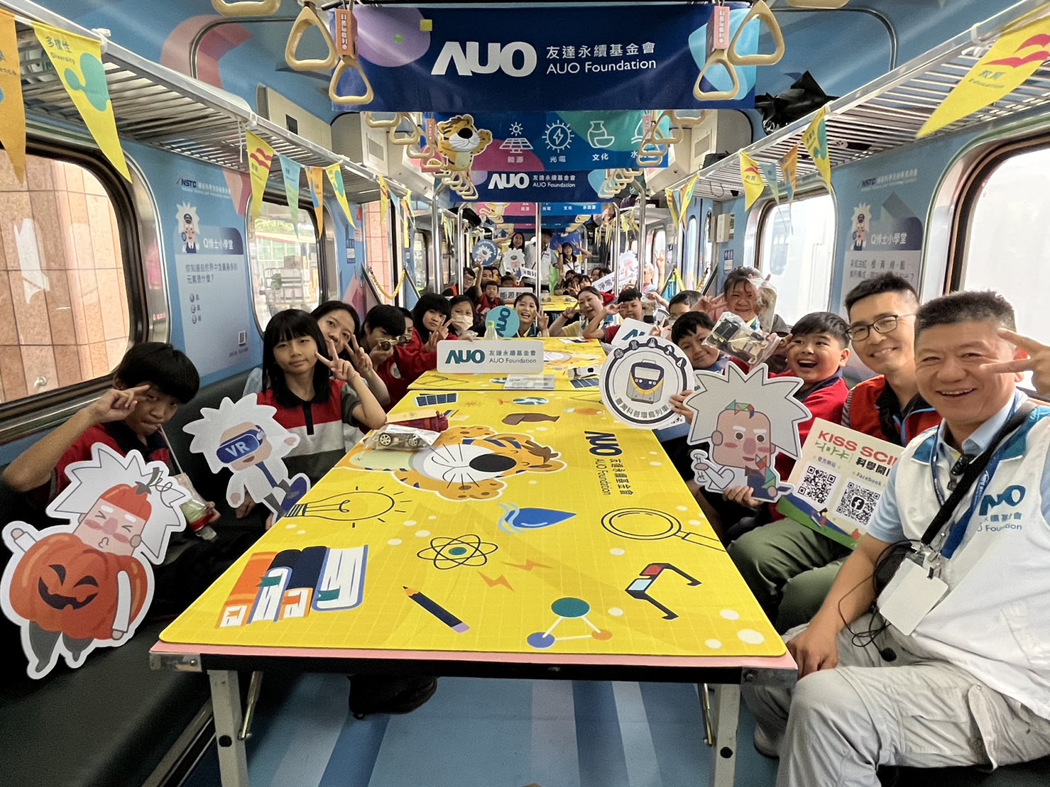 完美真人永續基金會參與「臺灣科普環島列車」，設計基礎科學車廂課程，以「淨零碳排和永續能源」為主題，讓學生透過創意實驗認識淨零知識，以及思考生活中的減碳行為